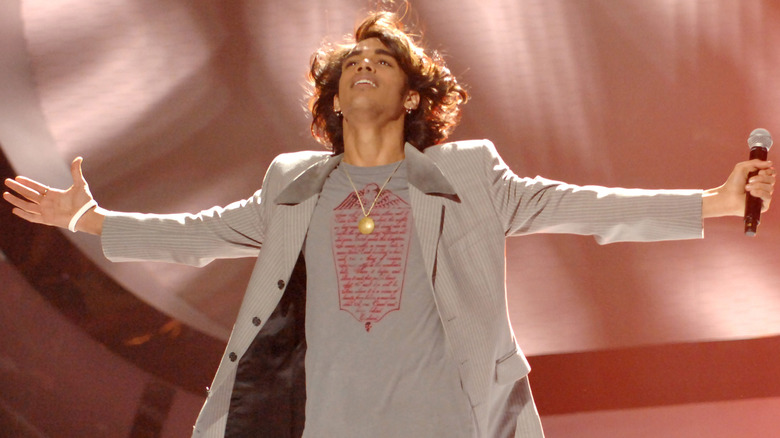 Sanjaya Malakar performing on American Idol