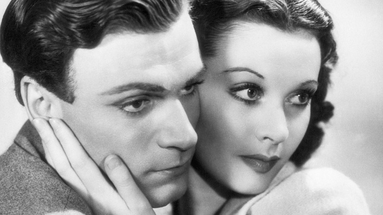 Vivien Leigh and Laurence Olivier holding each other