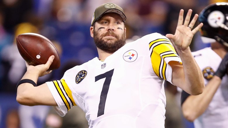 Ben Roethlisberger throwing ball