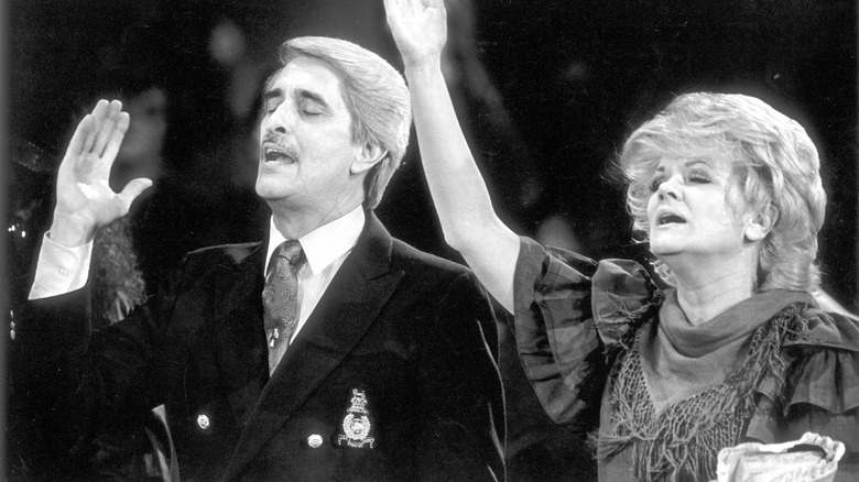 jan and paul crouch hands raised in prayer