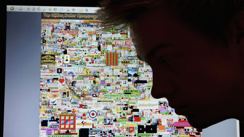 Alex Tew in front of the Million Dollar Homepage