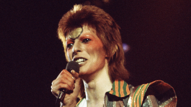 david bowie singing onstage in aladdin sane persona