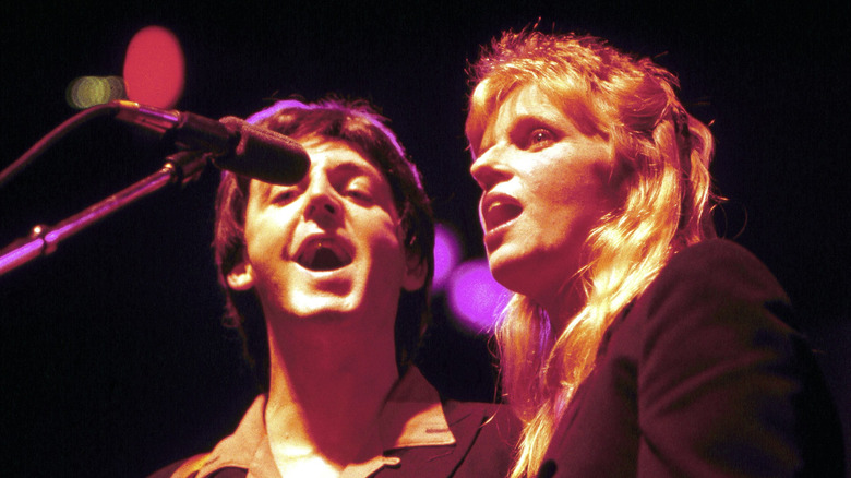 paul and linda mccartney singing into the same microphone