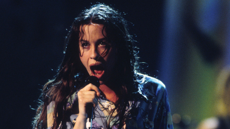 alanis morissette singing at the mtv vmas