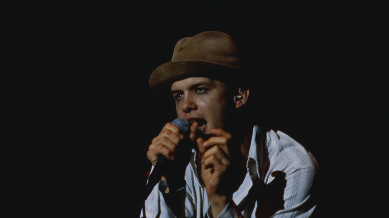 Shannon Hoon in a hat singing on stage