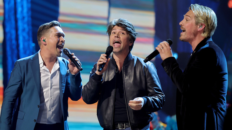 Hanson brothers singing on stage