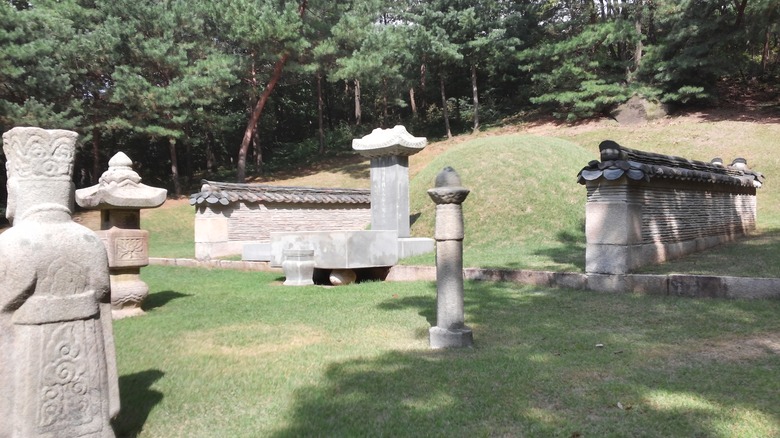 Tomb of Royal Noble Consort Huibin Jang in grass surrounded by trees