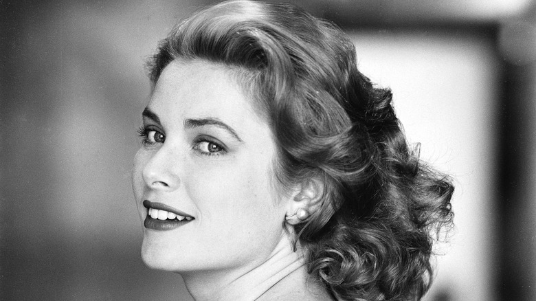 grace kelly smiling posing