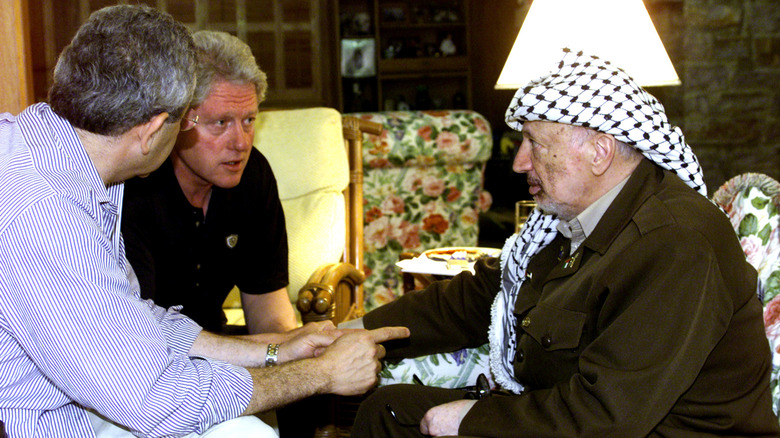 Bill Clinton Yasser Arafat sat talking