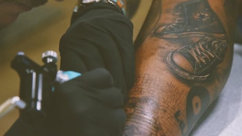 Wiz Khalifa getting his Snoop Dogg tribute tattoos