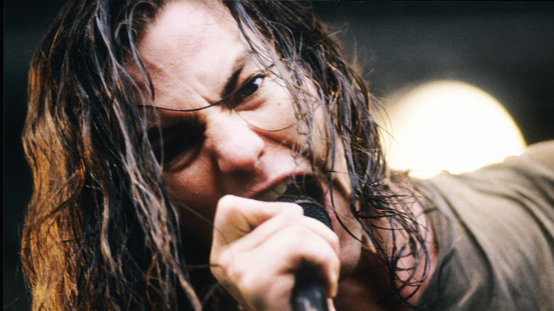 Eddie Vedder screaming 