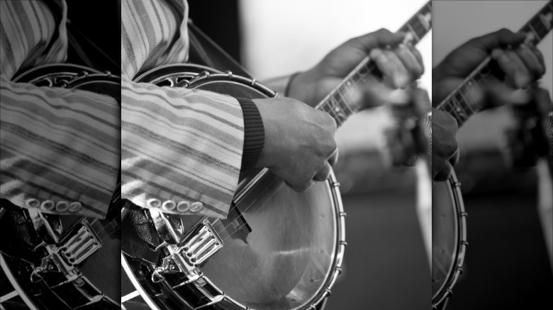 Man playing banjo