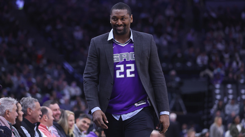 Ron Artest (now Mette Artest) walking courtside