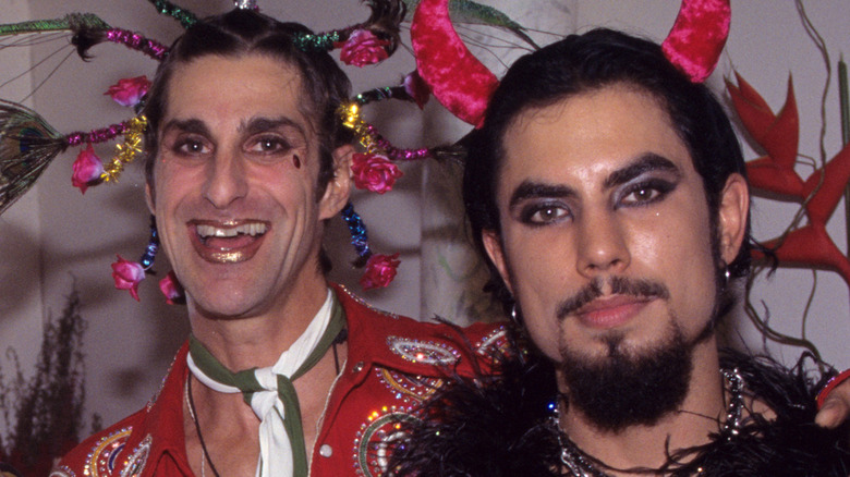 perry farrell laughing dave navarro devil horns