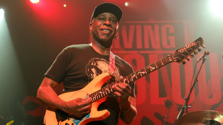 Vernon Reid playing guitar