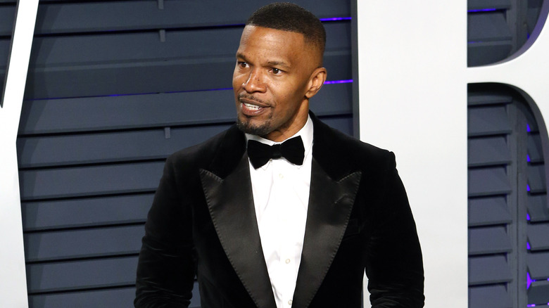 Jamie Foxx in a suit and tie at an event