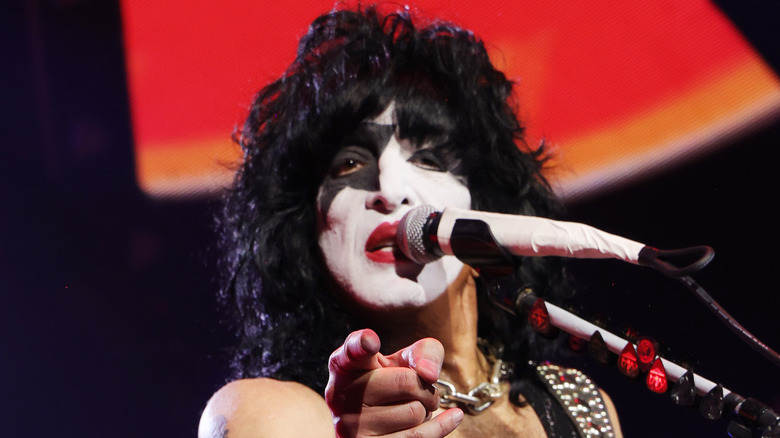 paul stanley singing onstage kiss