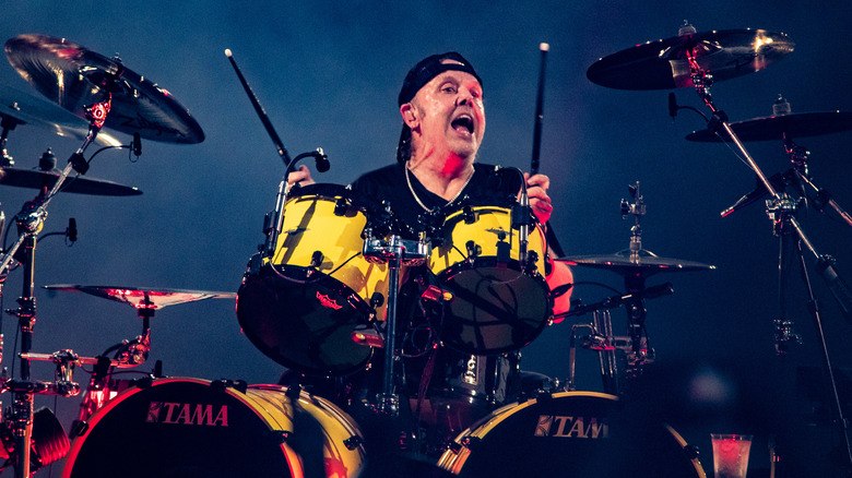 Lars Ulrich drumming