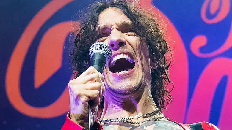 justin hawkins the darkness singing