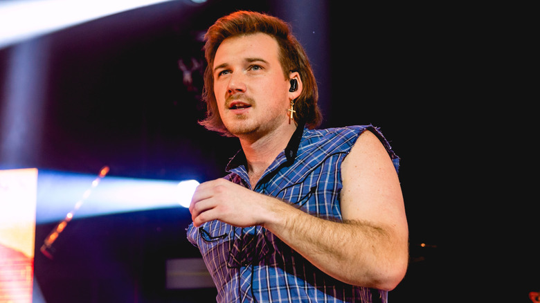 morgan wallen onstage sleeveless shirt