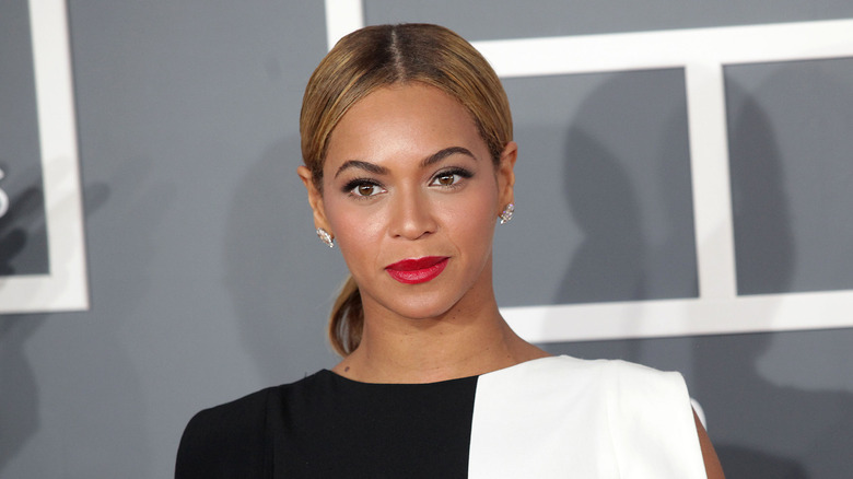 Beyoncé black and white dress