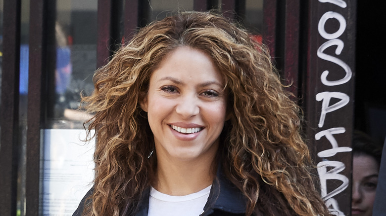 Shakira curly hair smiling