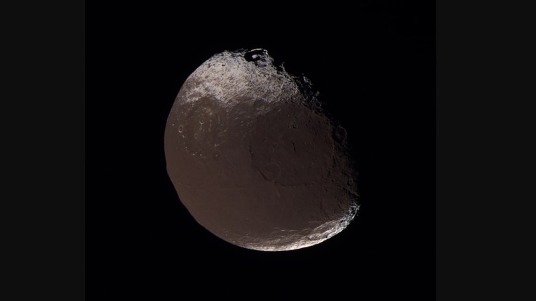 Saturn's moon, Iapetus 