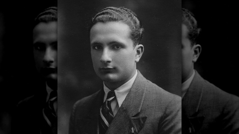 1920s man posing suit