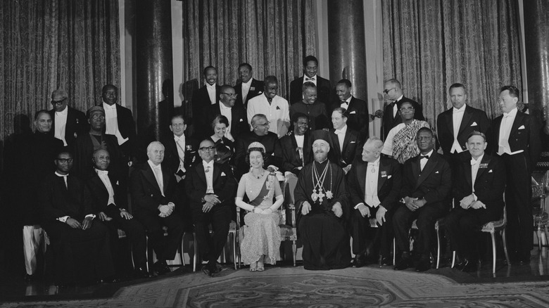 Elizabeth II gathers her Commonwealth prime ministers in 1969