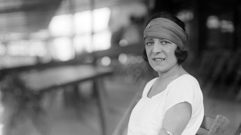 Suzanne Lenglen sitting in 1920