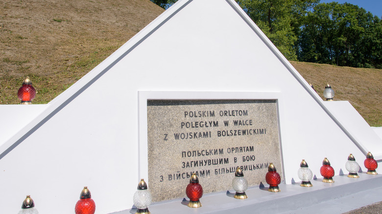 Zadworze monument white triangle ornate candles outside