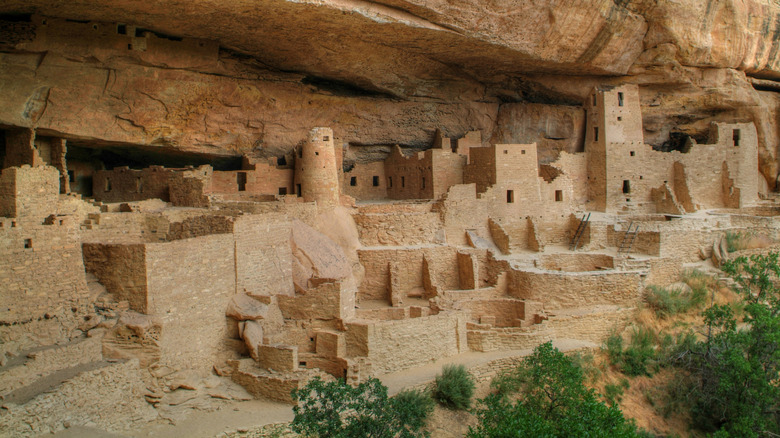 pueblo cliff dwelling