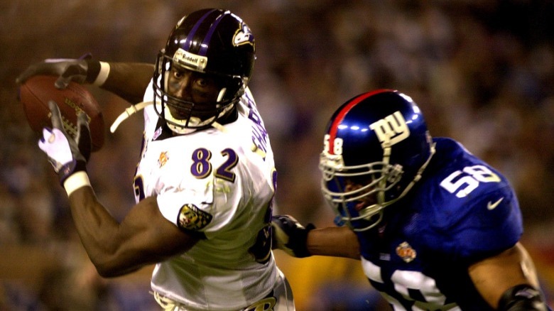 Shannon Sharpe chased by Giants defender