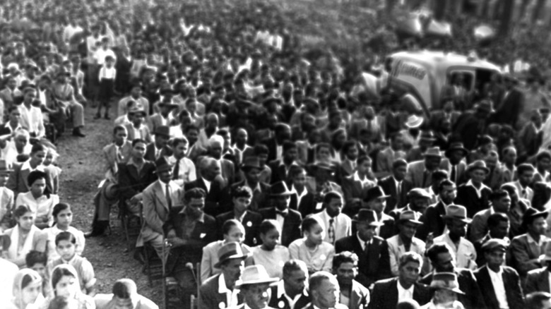 Crowds sat outside courthouse South Africa 1950