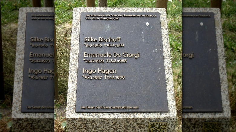The stele erected by the Bremen Senate at the end of March 2019 on the green strip of the Huckelriede bus station to commemorate the three victims of the Gladbeck hostage-taking.