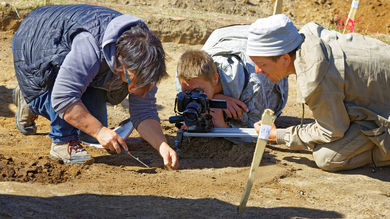 archeologists working in site