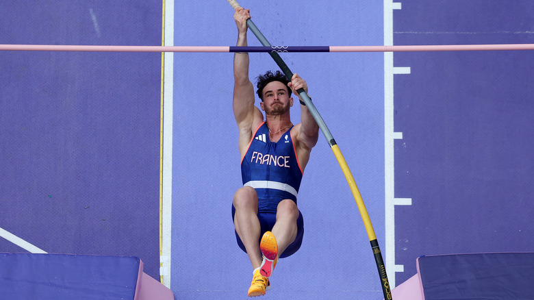 Anthony Ammirati on pole vault