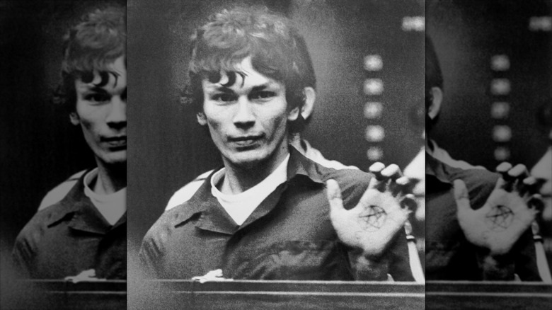 Richard Ramirez exposing pentagram on hand in courtroom