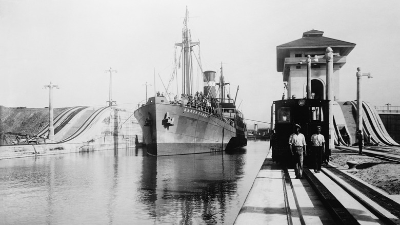 Panama canal ship 1915