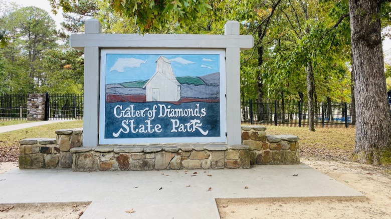 a sign welcomes visitors to crater of diamonds state park