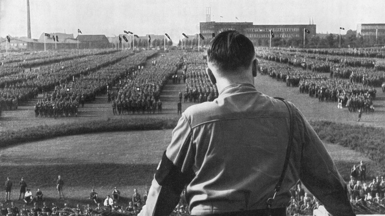 Aodolf Hitler facing rows of soldiers