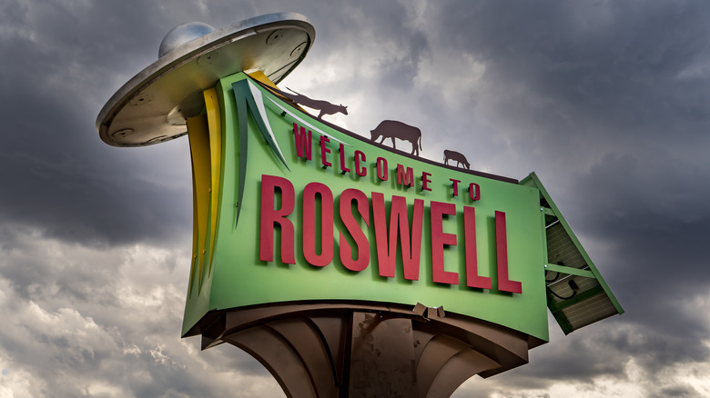 welcome to Roswell sign 