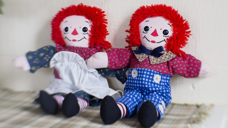 raggedy ann and andy on bed