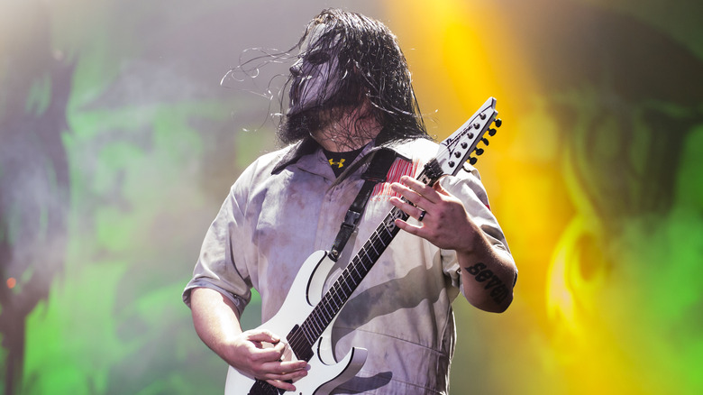 Mick Thomson playing guitar