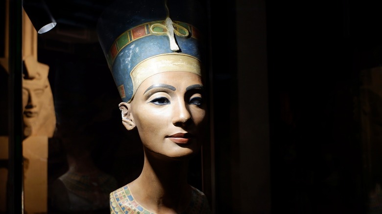 Light hits the Nefertiti bust
