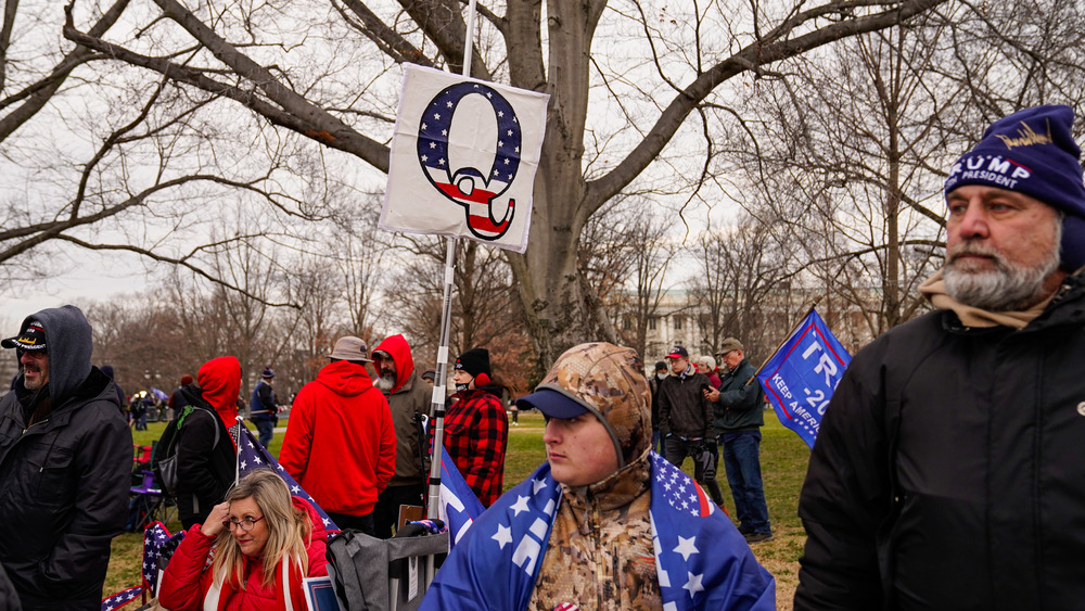 Q-Anon supporters gathered tree