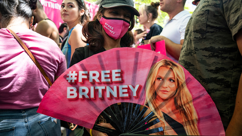 A #FreeBritney protestor holding a hand fan