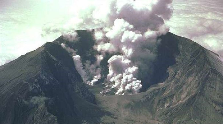 mt st helens erupts