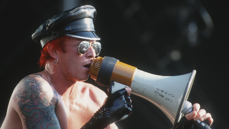 Scott Weiland singing in bullhorn