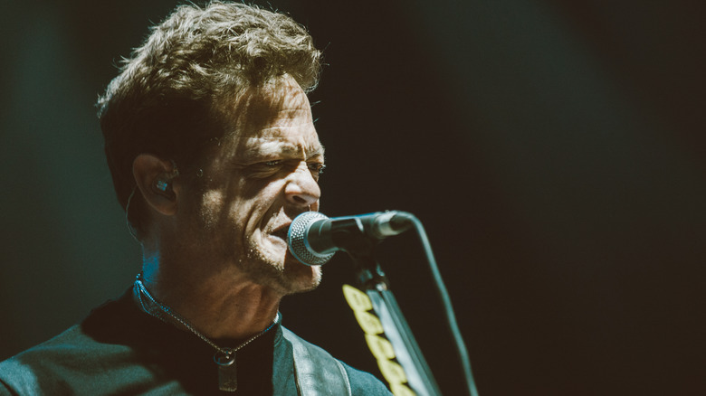 Jason Newsted singing into a microphone